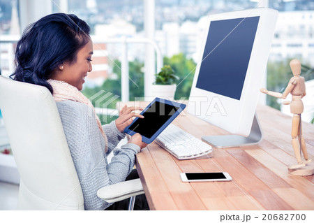 Smiling Asian woman using tablet 20682700