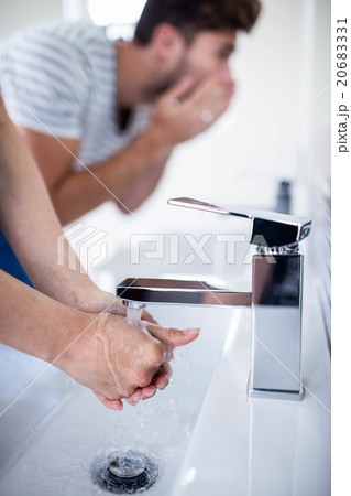 Young couple in bathroom 20683331