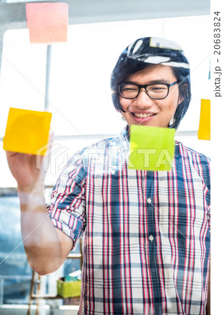 Creative businessman writing on sticky notes 20683824