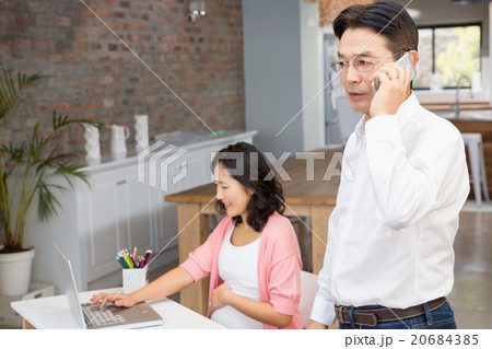 Man on a phone call 20684385