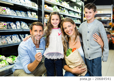 Portrait of family showing credit card 20684541