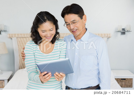 Happy couple using tablet 20684711