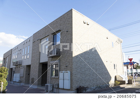 住宅 メゾネットタイプ 2階建て木造アパート シンプルモダンな外壁デザイン 施工例の写真素材