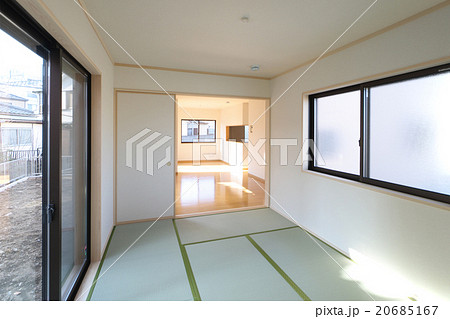 住宅　和室6帖と奥にLDKがあるイメージ　シンプル家具なし施工例 20685167