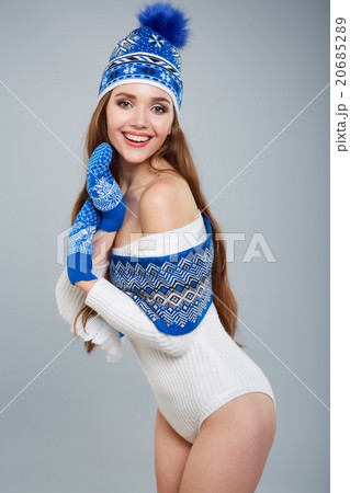Beautiful winter woman in warm clothing  20685289