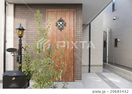 住宅　玄関とエクステリア　施工例 20685432