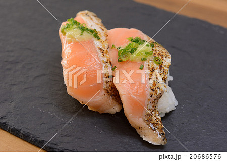 おいしい炙りサーモンの握り 20686576