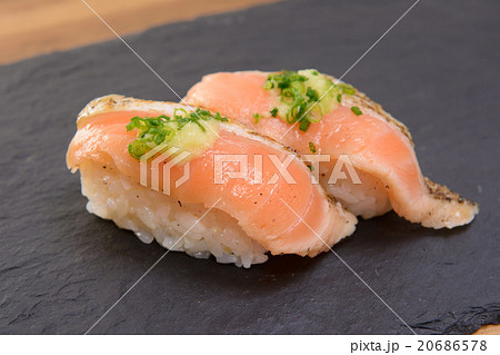 おいしい炙りサーモンの握り 20686578