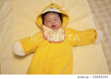 黄色い着ぐるみの赤ちゃんの写真素材 6864