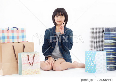 たくさん買い物をして嬉しそうな女の子 たくさん買い物をして嬉しそうな女の子 20688441