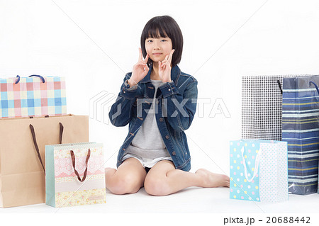 たくさん買い物をして嬉しそうな女の子 たくさん買い物をして嬉しそうな女の子 20688442