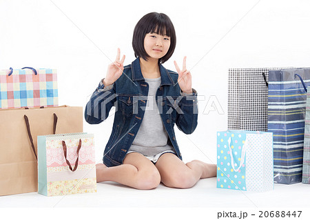 たくさん買い物をして嬉しそうな女の子 たくさん買い物をして嬉しそうな女の子 20688447