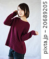 セーターの若い女性 20689205