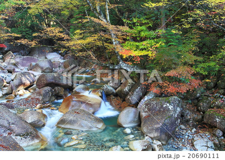 秋紅葉の渓谷 秋紅葉の渓谷 20690111