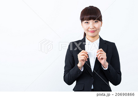 白いカードを持った女性　マイナンバーカード　クレジットカード　社会保障制度　はめ込み合成用 20690866
