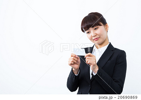 白いカードを持った女性　マイナンバーカード　クレジットカード　社会保障制度　はめ込み合成用 20690869
