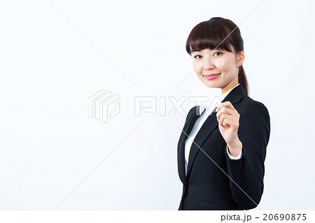 白いカードを持った女性　マイナンバーカード　クレジットカード　社会保障制度　はめ込み合成用 20690875