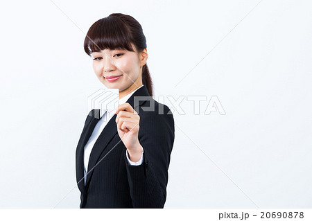 白いカードを持った女性　マイナンバーカード　クレジットカード　社会保障制度　はめ込み合成用 20690878