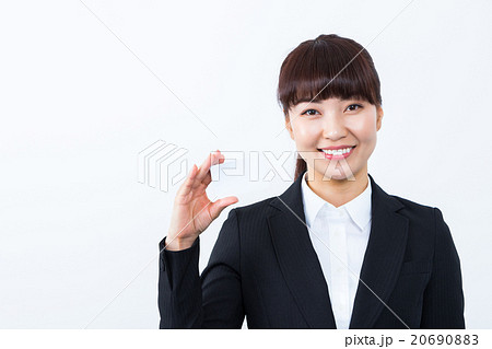 白いカードを持った女性　マイナンバーカード　クレジットカード　社会保障制度　はめ込み合成用 20690883