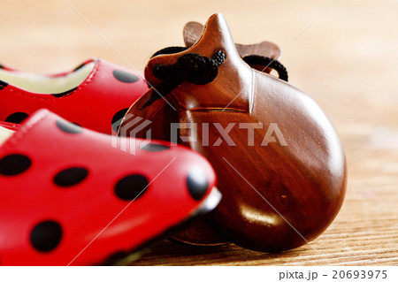 castanets and typical dot-patterned flamenco shoes 20693975