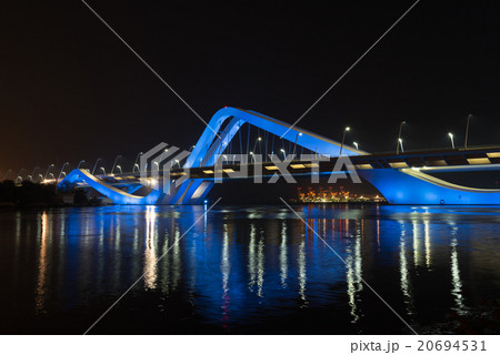 Sheikh Zayed Bridge at night, Abu Dhabi, UAE 20694531