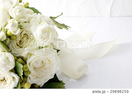 白薔薇のブーケの写真素材
