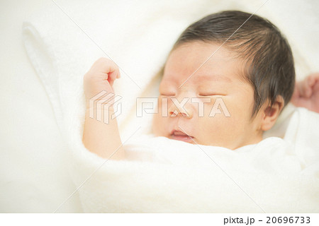 お昼寝している新生児の写真素材