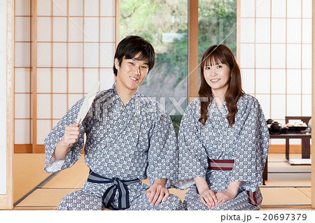 カップルで旅行　旅館　部屋の中 20697379