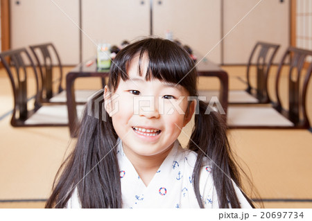 旅行中の女の子　旅館の部屋　食事 20697734