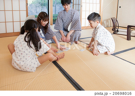 家族旅行　みんなでトランプ　旅館の部屋 20698016