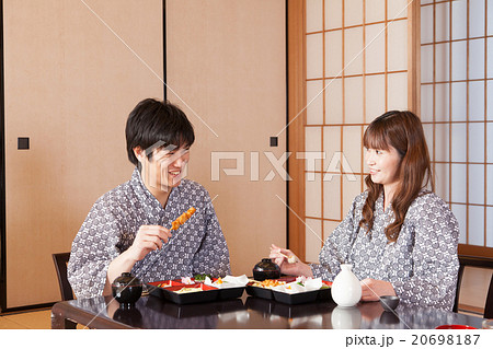 旅行 湯上がり 夫婦で食事 旅館 旅行 湯上がり 夫婦で食事 旅館 20698187