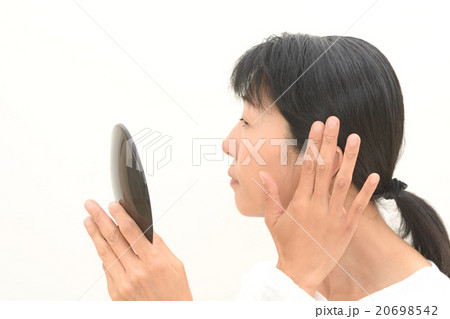 白髪を気にする女性 20698542