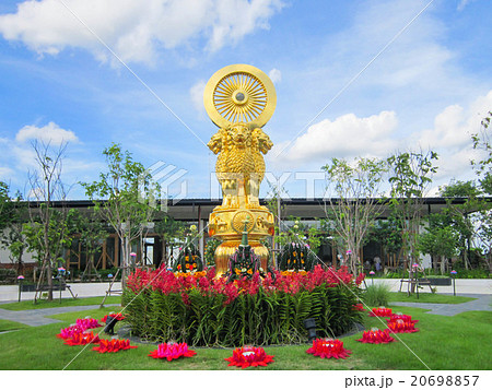 King Asok post in beautiful garden 20698857