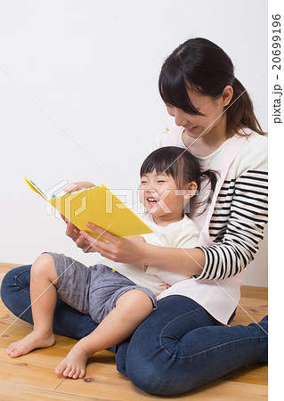 絵本を読み聞かせる保育士の写真素材