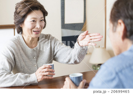 和室でくつろぐ夫婦 20699465