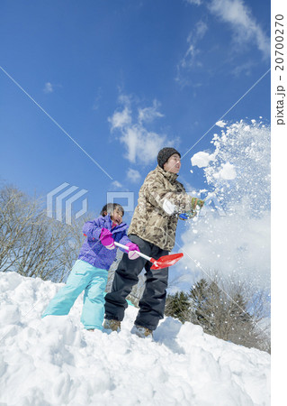 雪の丘で雪遊びをする父と娘 20700270