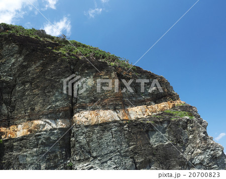慶良間諸島・慶留間島の地層が見られる奇岩 20700823