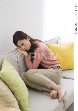 ネガティブイメージ　座り込む若い女性 20701712