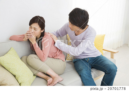 若い女性を看病する若い男性 若い女性を看病する若い男性 20701778