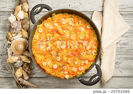 typical spanish seafood paella 20702086