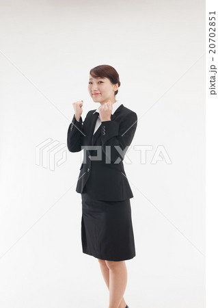 ガッツポーズスーツの女性 20702851