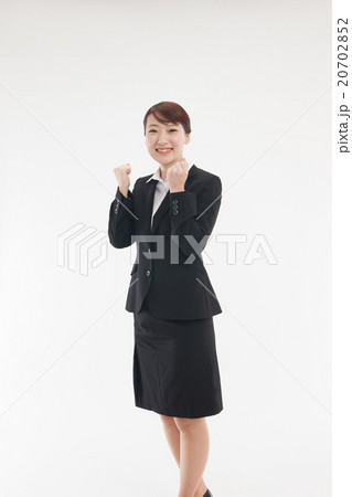 ガッツポーズスーツの女性 20702852