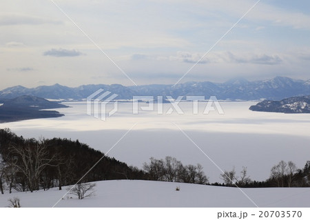 藻琴山展望駐車公園から屈斜路湖を眺めるの写真素材