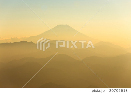 霧に浮かぶ富士・夕景 20705613