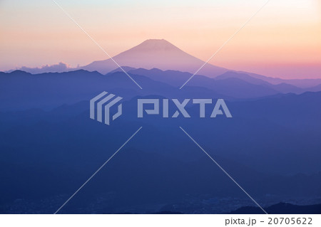 霧に浮かぶ富士・夕景 20705622