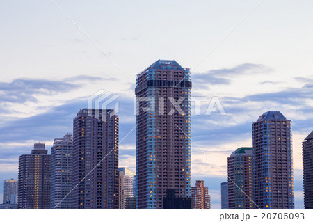 タワーマンション・夕暮れ 20706093