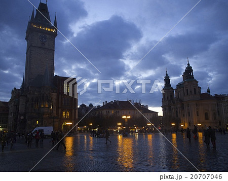 プラハ天文時計広場の夕景 20707046