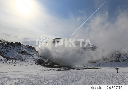 水蒸気でいっぱい、冬の硫黄山 20707564