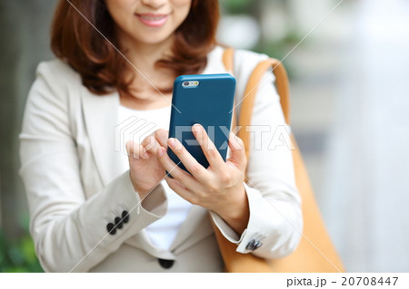 スマートフォン・女性 スマートフォン・女性 20708447