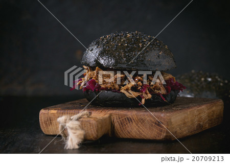 Black burger with stews 20709213